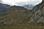 96 Dal Passo del Tonale seguo labile traccia con ometti per scendere al Passo di Mezzeno